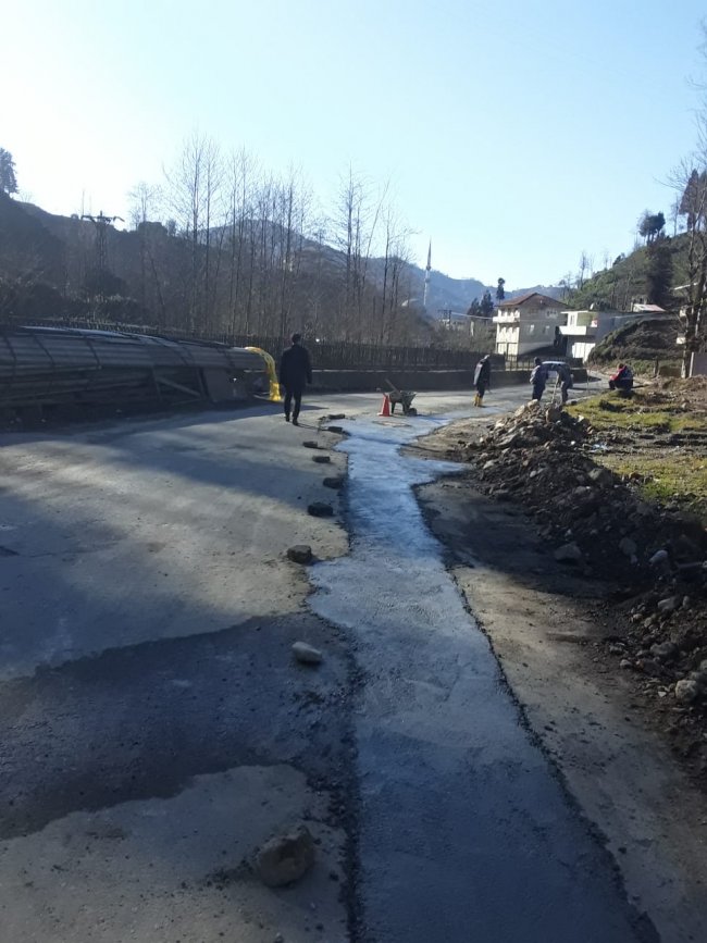 Kanal betonu dökümü yapılıyor.