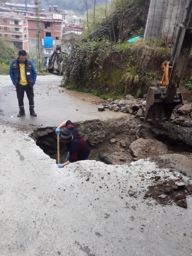 İÇME SUYU VE KANALİZASYON ARIZALARI YAPILIYOR