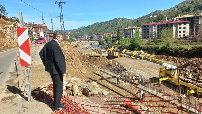 BAŞKAN ÖZER SAHA ÇALIŞMALARINI İNCELEDİ.