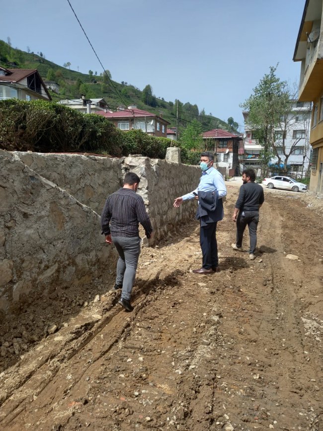 BAŞKAN ÖZER SAHA ÇALIŞMALARINI İNCELEDİ