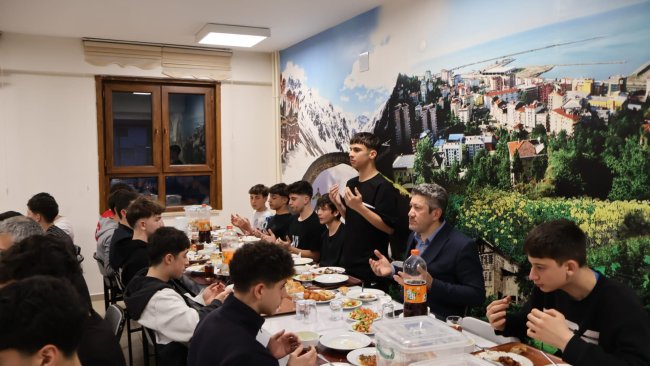 BAŞKAN ÖZER SPOR LİSESİ İFTAR PROGRAMINA KATILDI.