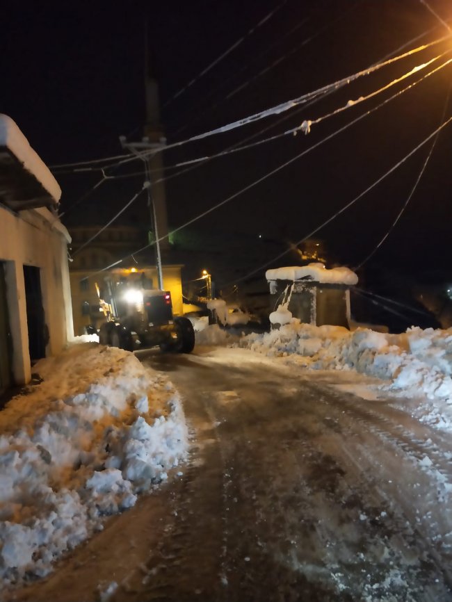 KAR İLE MÜCADELE ÇALIŞMALARIMIZ GECE BOYU DEVAM ETTİ.