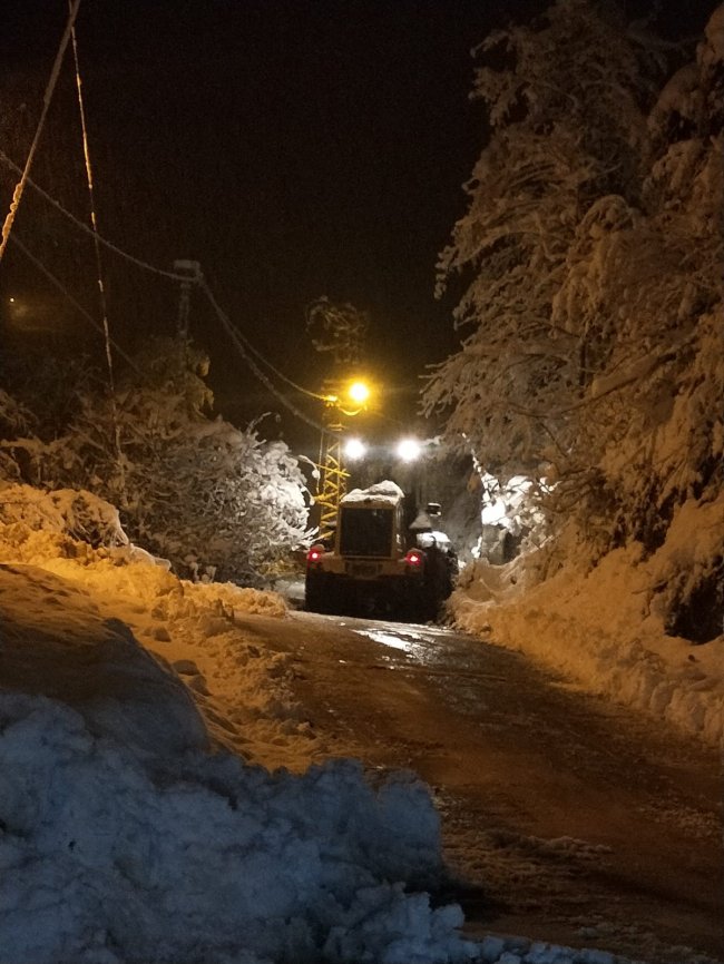 KAR İLE MÜCADELE ÇALIŞMALARIMIZ GECE BOYU DEVAM ETTİ.