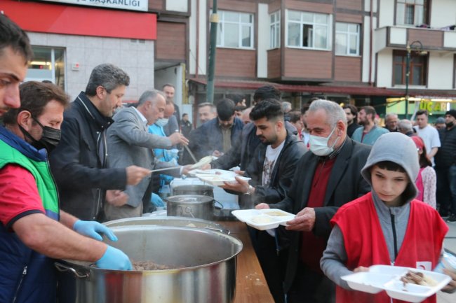 MERKEZ CAMİ ÖNÜ İFTAR PROGRAMI DÜZENLENDİ.