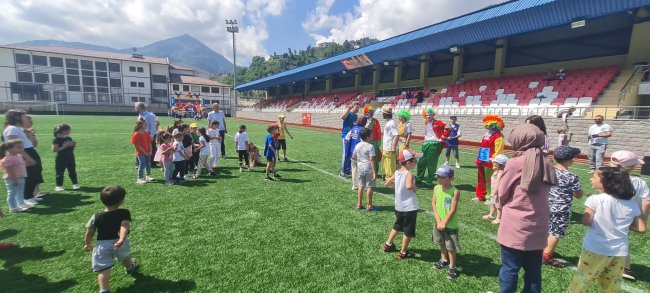 ÇOCUK FESTİVALİ İLÇE STADYUMUNDA DÜVENLENDİ.