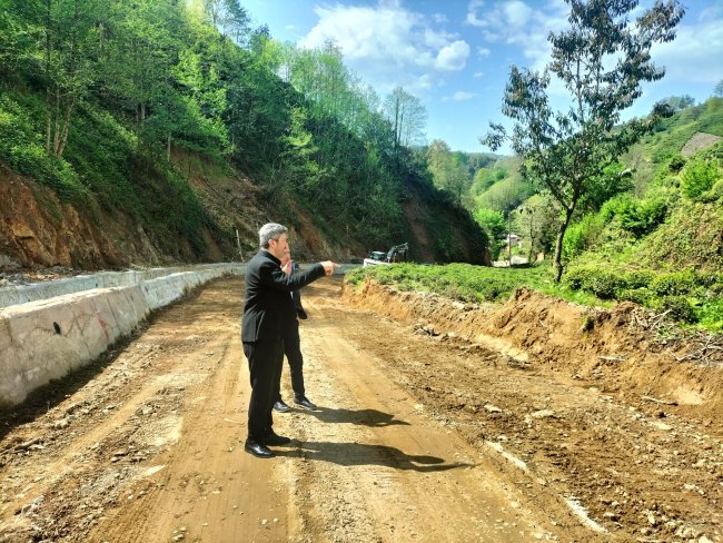 BAŞKAN ÖZER SAHA ÇALIŞMALARINI İNCELEDİ.