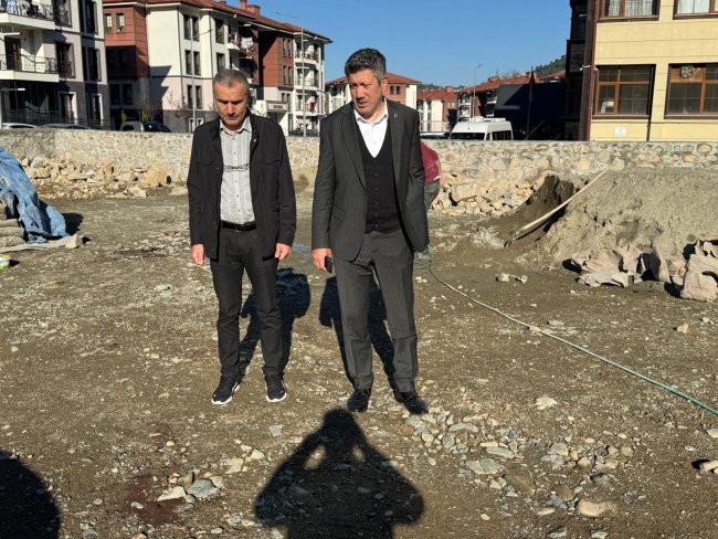 BAŞKAN ÖZER SAHA ÇALIŞMALARINI İNCELEDİ.