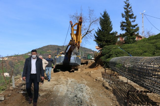 BAŞKAN ÖZER SAHA ÇALIŞMALARINI İNCELEDİ