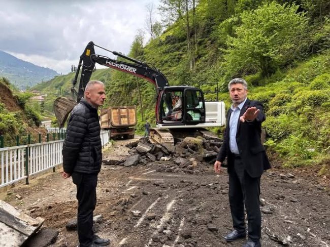 BAŞKAN ÖZER SAHA ÇALIŞMALARINI İNCELEDİ.