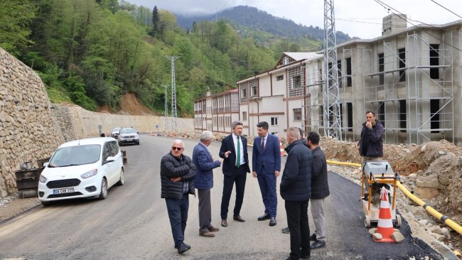 BAŞKAN ÖZER SAHA ÇALIŞMALARINI İNCELEDİ.