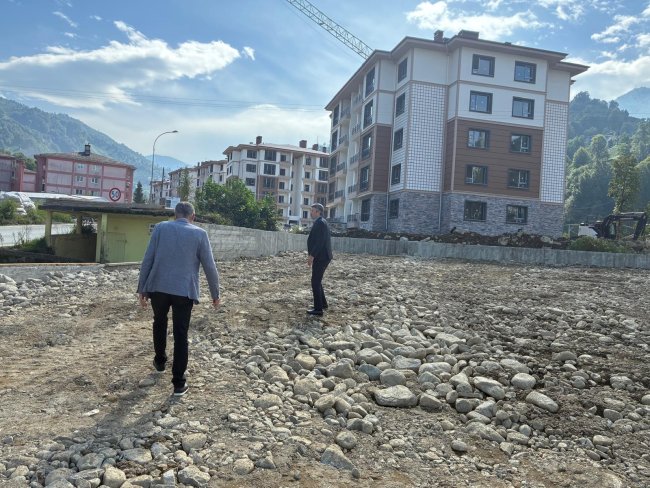 BAŞKAN ÖZER SAHA ÇALIŞMALARINI İNCELEDİ.