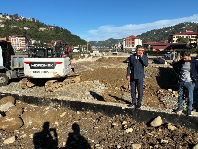 BAŞKAN ÖZER SAHA ÇALIŞMALARINI İNCELEDİ.