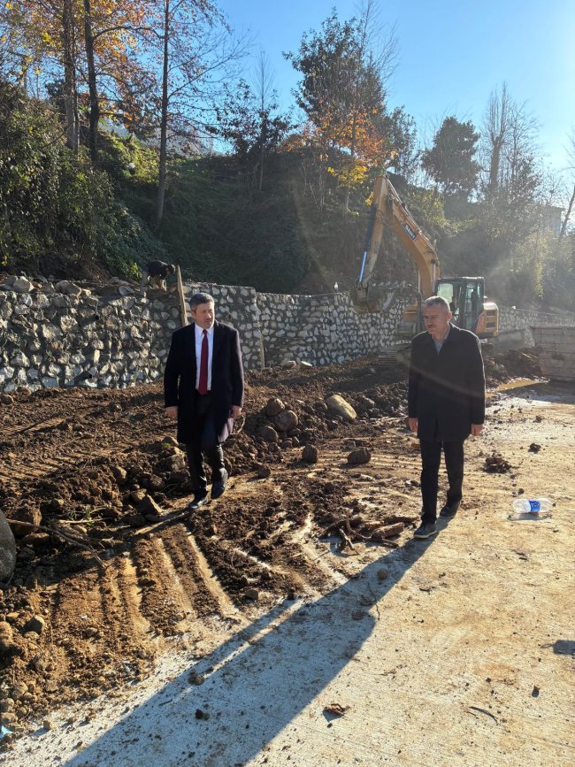 BAŞKAN ÖZER SAHA ÇALIŞMALARINI İNCELEDİ.