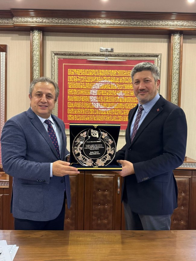 BAŞKAN ÖZER'DEN PLAKET