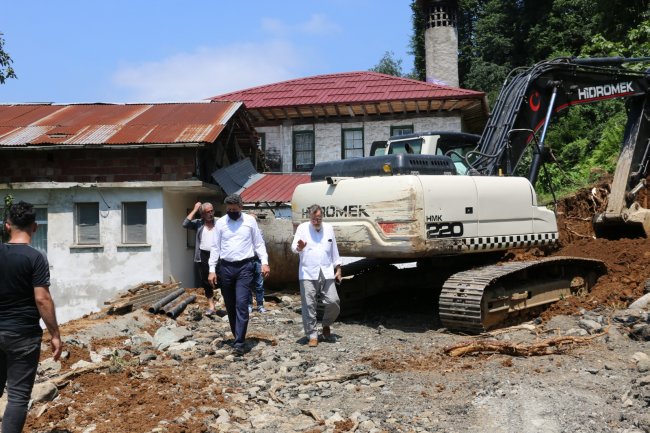 BAŞKAN ÖZER SAHA ÇALIŞMALARINI İNCELEDİ