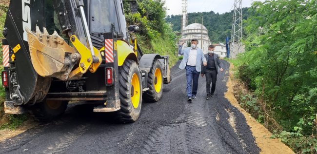 BAŞKAN ÖZER ASFALT ÇALIŞMALARINI YERİNDE İNCELEDİ