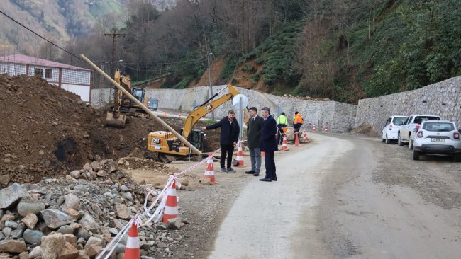 BAŞKAN ÖZER SAHA ÇALIŞMALARINI İNCELEDİ.