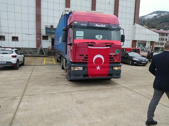 DEPREM BÖLGESİNE BİR TIR DAHA GÖNDERDİK.