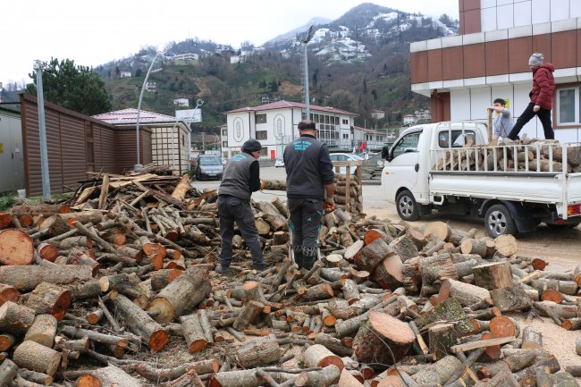 DEPREM BÖLGESİNE ODUN YARDIMLARI DEVAM EDİYOR