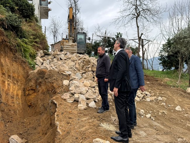 BAŞKAN ÖZER SAHA ÇALIŞMALARINI İNCELEDİ.