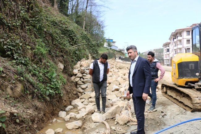 BAŞKAN ÖZER SAHA ÇALIŞMALARINI YERİNDE İNCELEDİ