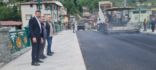 BAŞKAN ÖZER ASFALT ÇALIŞMALARINI İNCELEDİ.