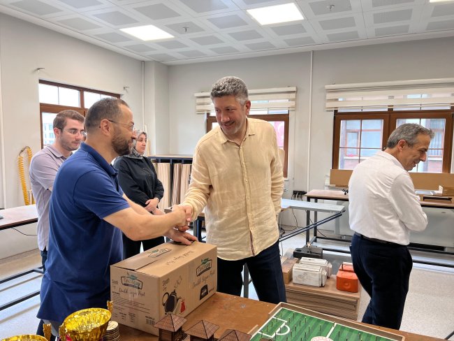 BAŞKAN ÖZER'DEN GENÇLİK MERKEZİNE ZİYARET