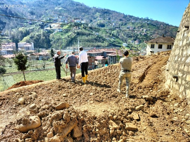 BAŞKAN ÖZER SAHA ÇALIŞMALARINI İNCELEDİ.