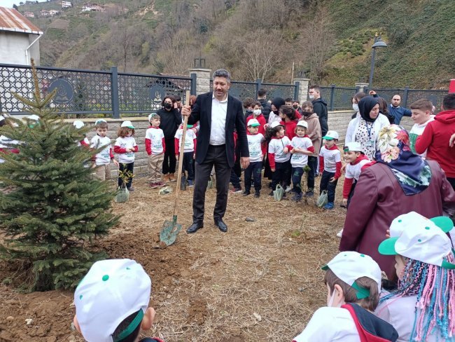 ORMAN HAFTASI KAPSAMINDA AĞAÇ DİKİMİ GERÇEKLEŞTİ.