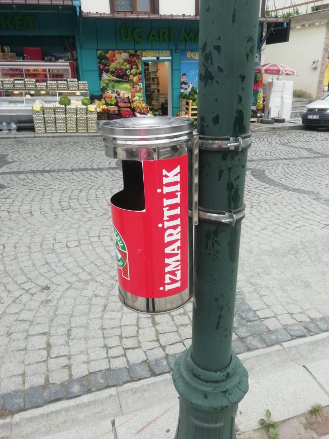 İZMARİTLİK ÇÖP KUTULARINA RENKLİ BASKI YAPILDI.
