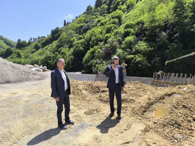 BAŞKAN ÖZER SAHA ÇALIŞMALARINI İNCELEDİ.