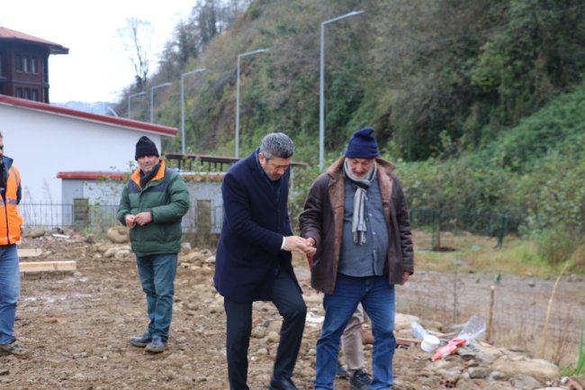 BAŞKAN ÖZER SAHA ÇALIŞMALARINI İNCELEDİ.