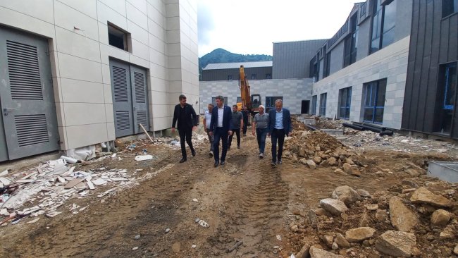 BAŞKAN ÖZER SAHA ÇALIŞMALARINI İNCELEDİ.