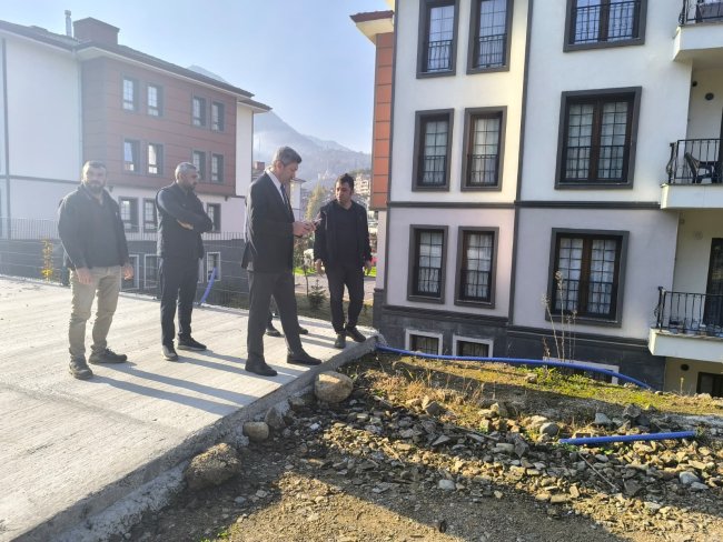 BAŞKAN ÖZER SAHA ÇALIŞMALARINI İNCELEDİ.